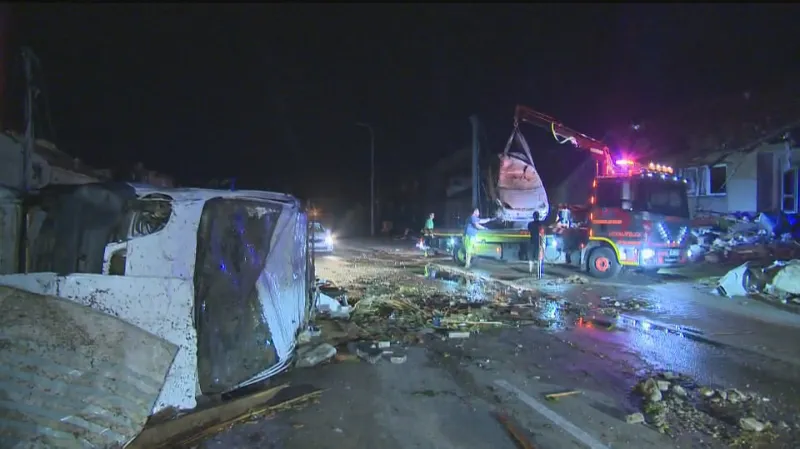 Likvidování následků tornáda v Lužicích