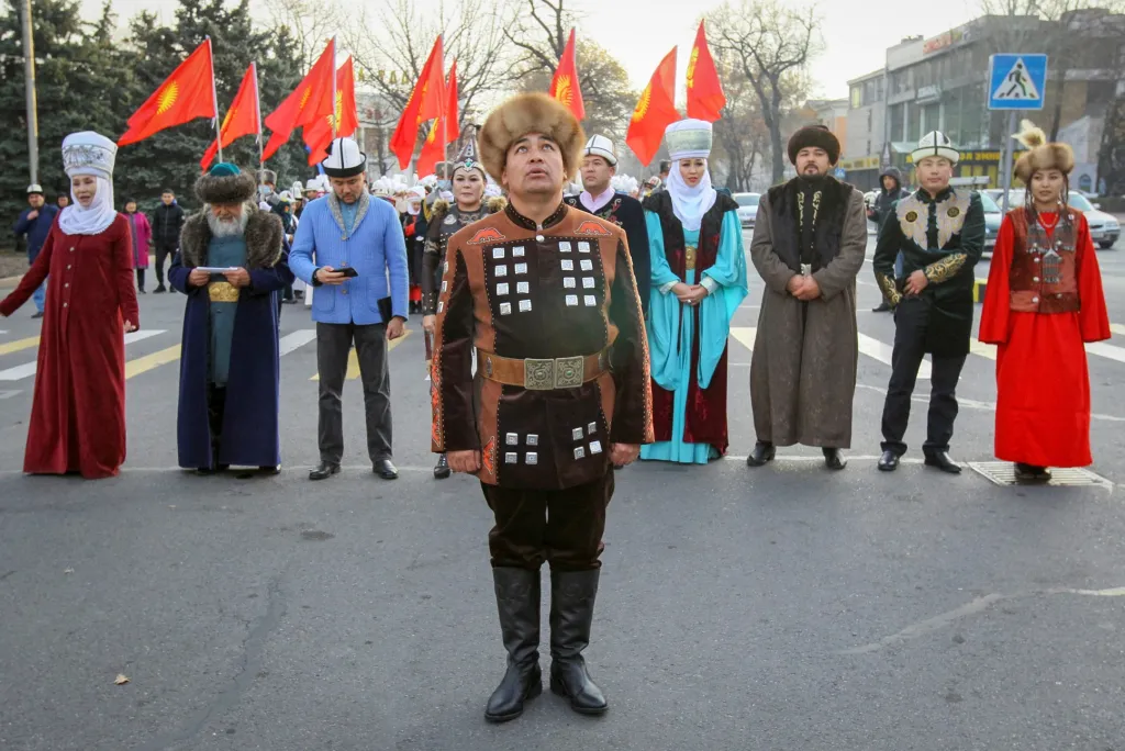 Doolot Sydykov je profesionální vypravěč Eposu o Manasovi. Epická báseň, která má zásadní místo v dějinách Kyrgyzstánu, je napsaná na půl milionu řádcích. Délka přednesu trvala celých čtrnáct hodin. Doolot přednesl najednou celou trilogii této básnické sbírky na náměstí Ala Too ve městě Biškek