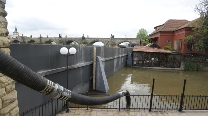 Pražský magistrát preventivně uzavřel protipovodňová vrata na Čertovce a náplavku u Vltavy