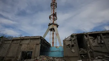 Fotografie zachycuje televizní věž v Charkově zasaženou ruskou raketou