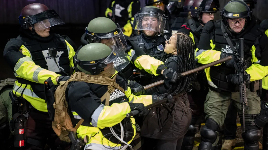 Protesty kvůli smrti černošského mladíka