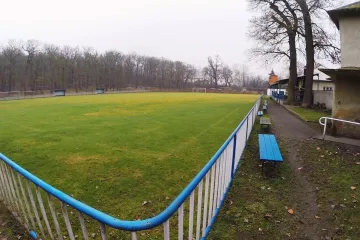 Kvůli stavbě dálnice D7 musí v Postoloprtech posunout fotbalové hřiště