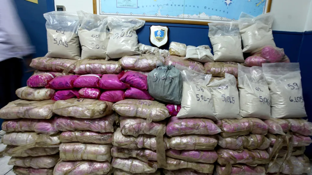 Řecká policie zabavila přes tunu heroinu