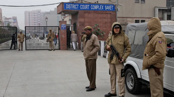 Hlídka před budovou indického soudu