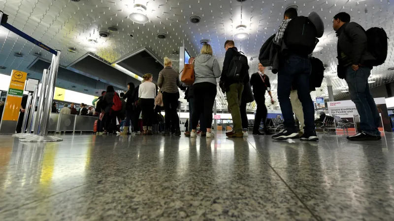 Lidé stojí frontu na letišti v Hannoveru