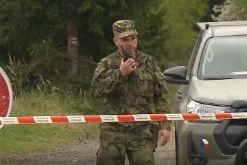 Brdskými lesy se mohou rozléhat exploze. Pyrotechnici tamní terén očišťují od nevybuchlé munice