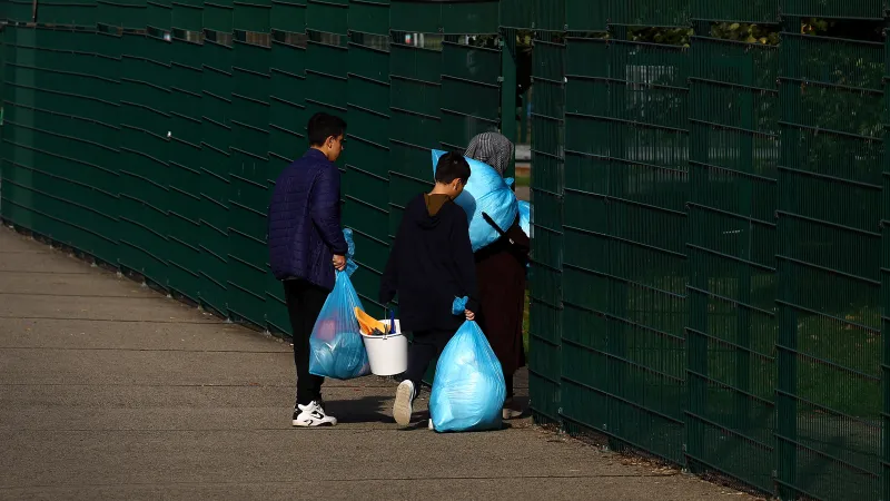 Běženci přicházející do přijímacího centra v německém Giessenu
