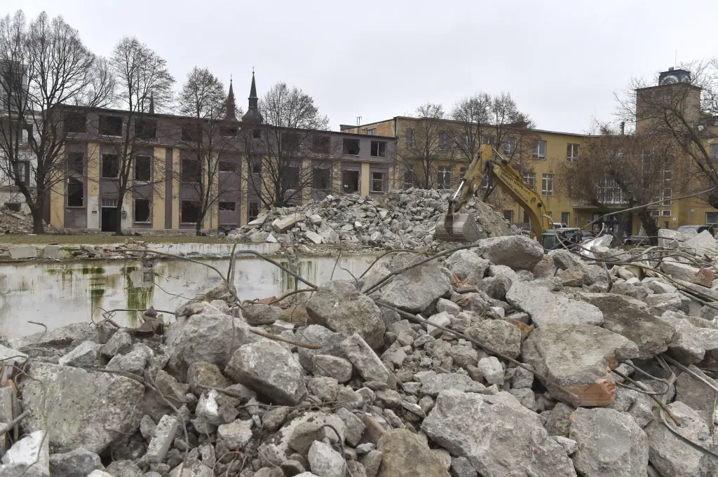 V první etapě by mělo vzniknout asi 400 bytů a přibližně 40 tisíc čtverečních metrů kanceláří na celkem čtyřech hektarech. Jižní zóna zahrnuje také veřejné prostranství s vodním prvkem