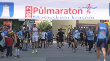 Závodníky čekaly v půlmaratónu i dva okruhy kolem blanenského náměstí