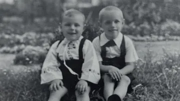 Stanislav Zámečník (vpravo) s mladším bratrem