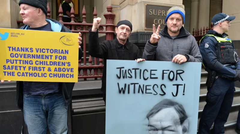 Lidé před soudní budovou čekali na rozhodnutí soudu