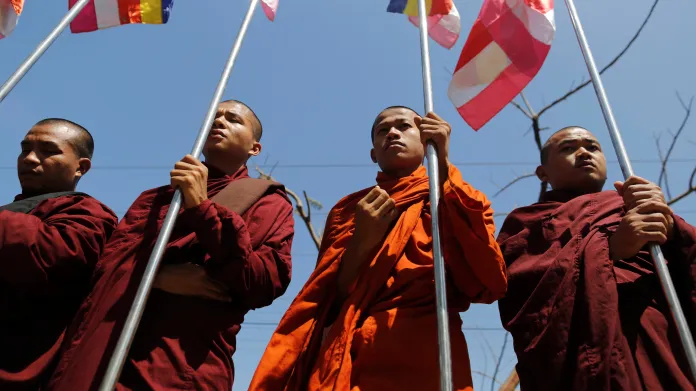 Buddhističtí mniši protestují proti dodávkám humanitární pomoci pro Rohingy