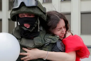 Týden obrazem: Dezinfikování boha, blesky nad památníkem a peklo na zemi