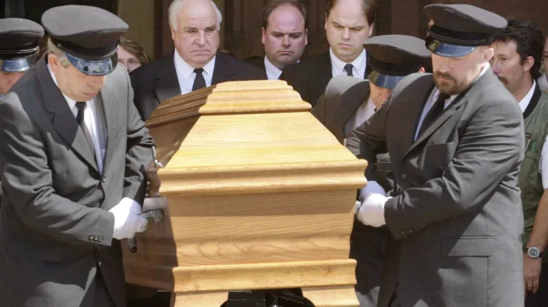 Helmut Kohl se svými syny Peterem a Walterem během pohřbu Hannelore v roce 2001
