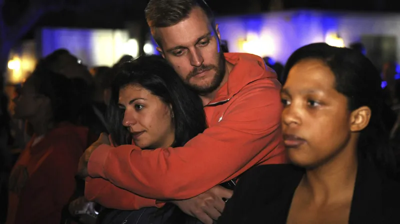 Truchlící lidé před domem Nelsona Mandely v Johannesburgu