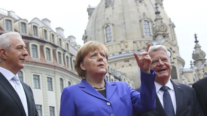 Prezident Bundesratu Stanislaw Tillich, kancléřka Angela Merkelová a prezident Joachim Gauck v Drážďanech