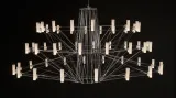 Jednou z hlavních hvězd Desinbloku 2016 je Japonec Arihiro Miyake, který vystavuje impozantní lustr Coppélia, vytvořený pro značku Moooi. Funkční mechanika v kombinaci s elegantními svítidly po obvodu připomínající ladné kroky baletky.