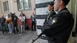 Ruští policisté před domem Alexeje Navalného