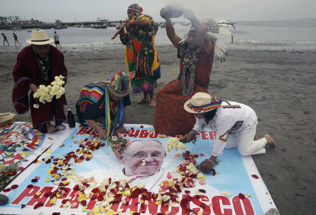 Peruánští šamani provádějí na pláži v Limě uvítací ceremoniál pro papeže Františka před jeho návštěvou v Peru.