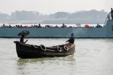 Lodě s Rohingy dopluly k bangladéšskému ostrovu. Podle kritiků je neobyvatelný
