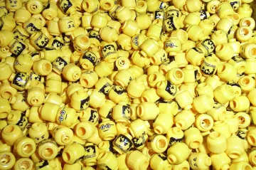 Plasty vydrží v oceánu víc než tisíc let, ukázal výzkum kostiček dětské stavebnice