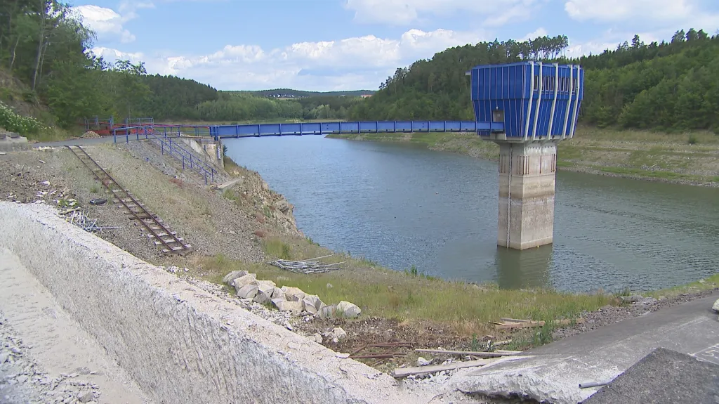 Částečně vypuštěná přehrada Opatovice