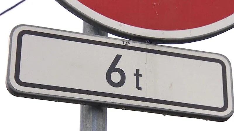 Zákaz vjezdu nákladních aut nad 6 tun se traktorů netýká