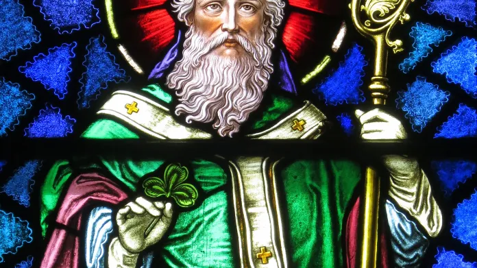 Kostelní vitráž zobrazující svatého Patrika