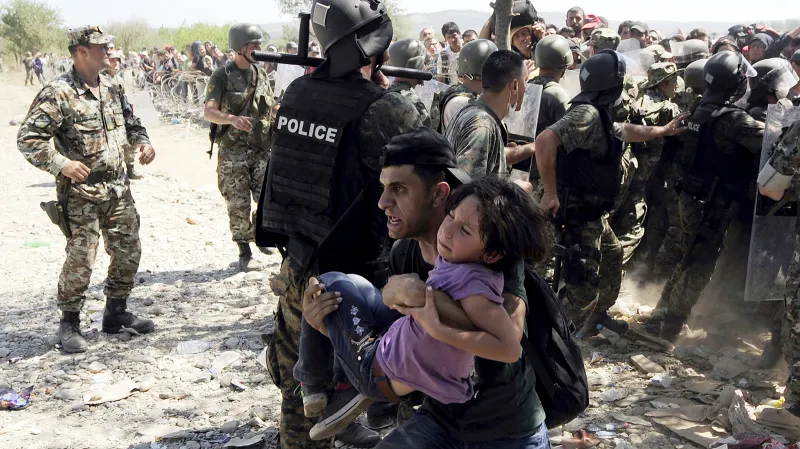 Vyhrocenou situaci vyvolal záměr makedonské policie regulovat počty uprchlíků na hranici tím, že části běženců umožnila překonat zátarasy.
