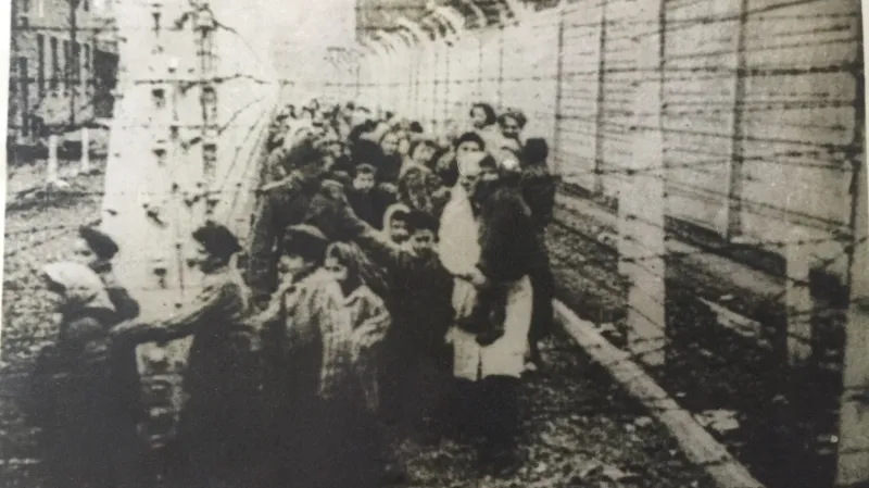 Jiří Fišer (třetí zleva) na fotografii z osvobození Osvětimi