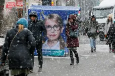 Štáby Tymošenkové a Porošenka podle policie skupují hlasy. Ukrajina před volbami řeší tisíce stížností