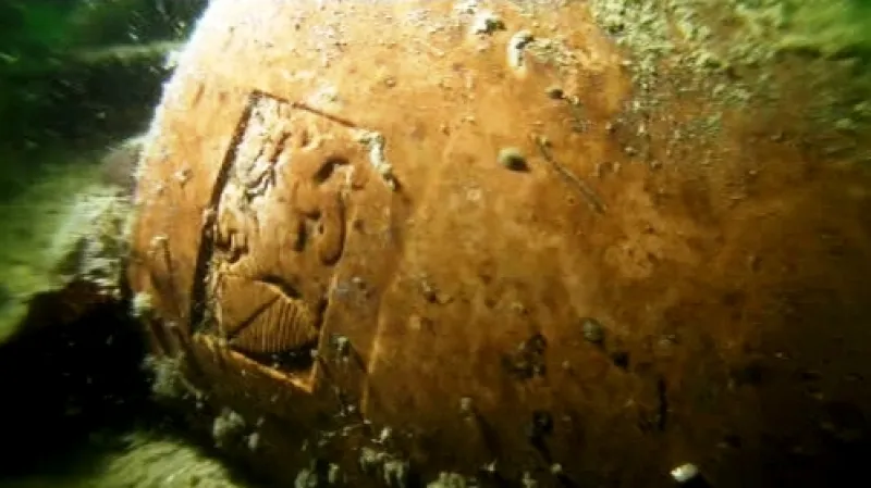 Urna s logem krematoria používaného společností Dignitas