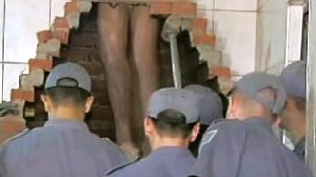 Zloděj uvízl v komíně