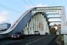 Ústecký Benešův most se drolí, přikryjí ho ocelové sítě