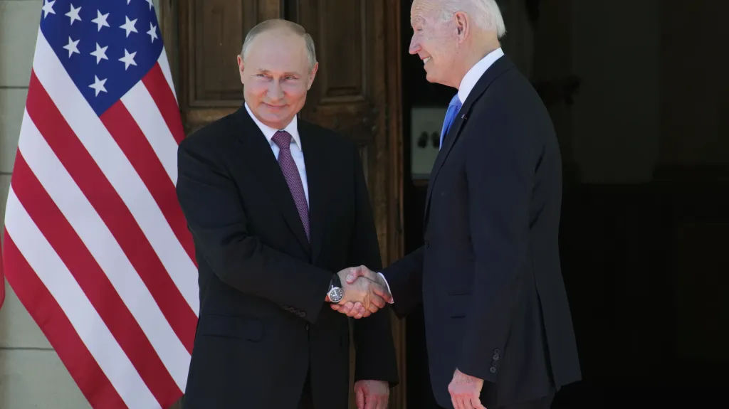 Vladimir Putin a Joe Biden před vilou Le Grange