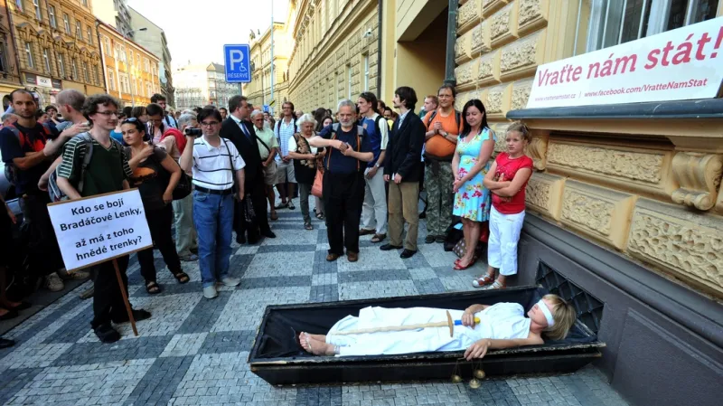 Členové platformy Vraťte nám stát pohřbívají spravedlnost