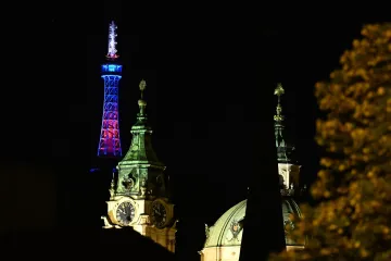 Osvícené památky, vlajky na půl žerdi. Svět vzdává hold zesnulé královně
