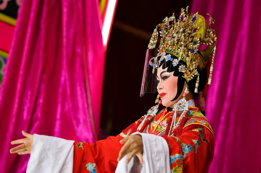 Členové čínské operní společnosti se připravují na vystoupení 6. října 2021 během každoročního vegetariánského festivalu v Bangkoku