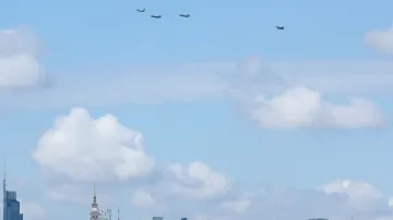 Polsko oficiálně převzalo své první stíhačky F-35, které pak proletěly nad centrem Varšavy