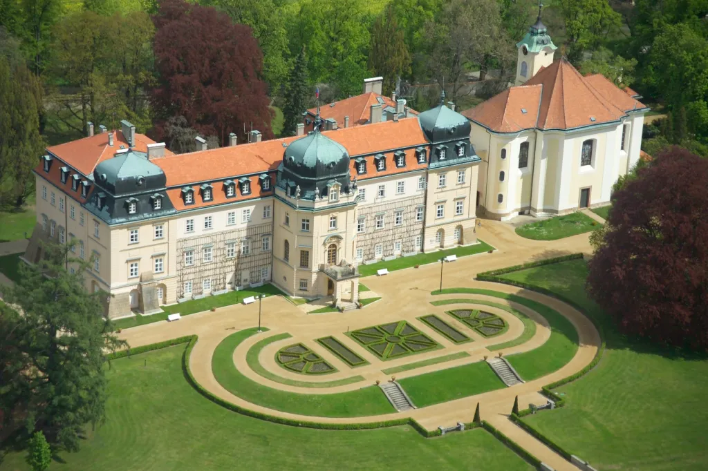 Lánský zámek stojí v ose zámeckého parku a tvoří jeho organickou dominantu.