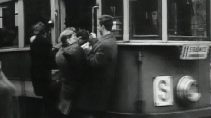Pražské tramvaje v 60. letech jezdily přeplněné