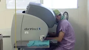 Lékař řídí operaci konanou robotem