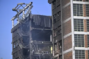 Demolice vyhořelé výškové budovy ve Zlíně má začít odpoledne
