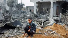 Palestinský chlapec na místě izraelského útoku v Rafahu