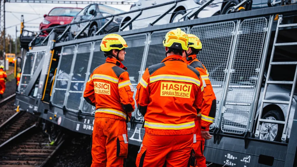 Odstraňování následků vykolejení nákladního vlaku v Kolíně