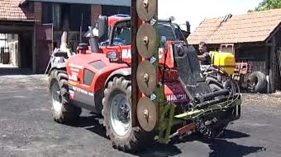 Speciální traktor na ořez stromů