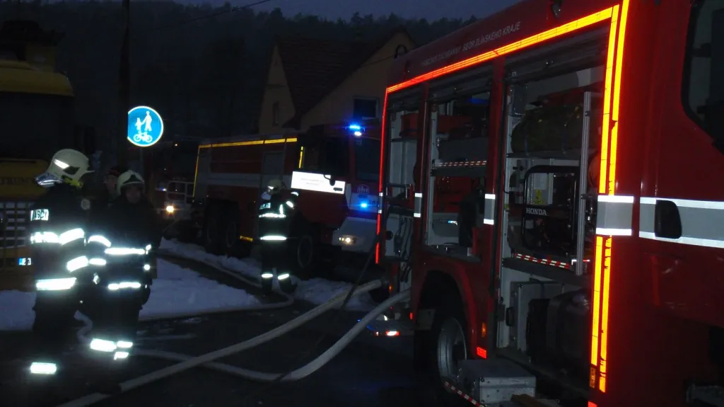 Hasiči zasahují při požáru v průmyslové části Zlína