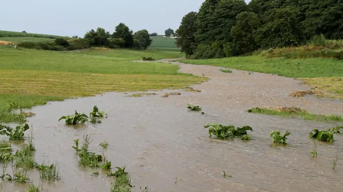 Voda odtékající z polí po bouřce u Olešnice