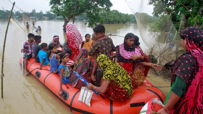 Záchrana lidí uvízlých v indické Agartalem