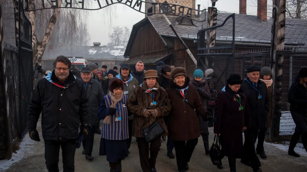 Svět si připomíná památku obětí holocaustu